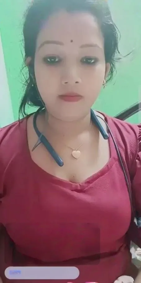 Rumi, Bengali Bhabi Showing Boobs & Fingering on Chamet Live With Face