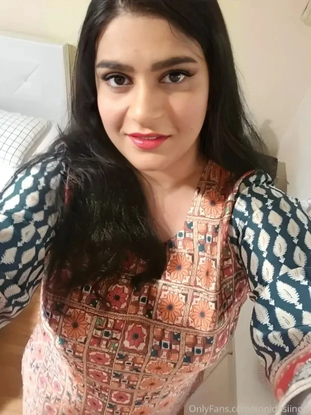 😍Beautiful Bhabhi Full Nude Showing her Boobs and Spreading Pussy Pics + Video Compilation🥵💦