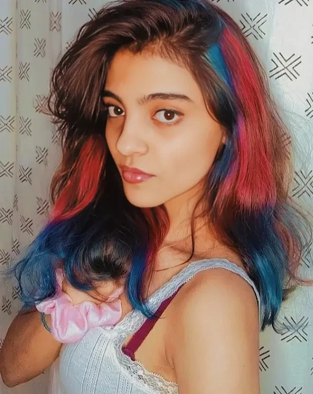 😍Insta Model Charvi Bhatt New Paid Bathroom Video Showing her Boobs with Clear face🥵💦